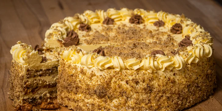 Dorty z domácích surovin o váze 1,3 kg: sachr, ořechový, karamelový, čokoládový i višňový či s medem