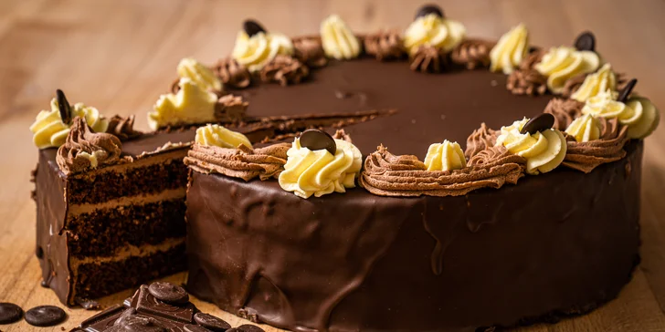 Dorty z domácích surovin o váze 1,3 kg: sachr, ořechový, karamelový, čokoládový i višňový či s medem