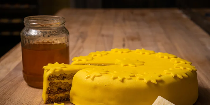 Dorty z domácích surovin o váze 1,3 kg: sachr, ořechový, karamelový, čokoládový i višňový či s medem