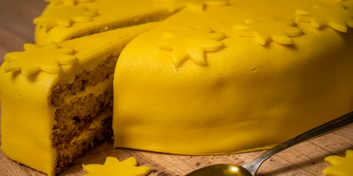 Dorty z domácích surovin o váze 1,3 kg: sachr, ořechový, karamelový, čokoládový i višňový či s medem