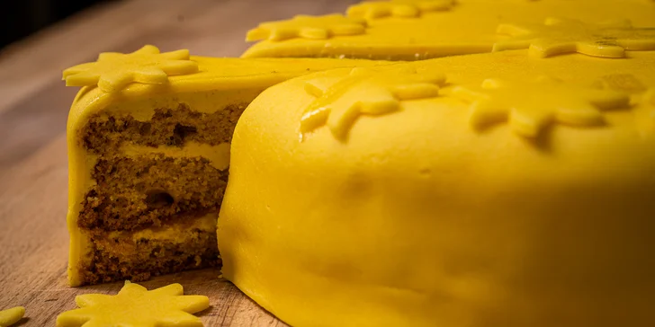 Dorty z domácích surovin o váze 1,3 kg: sachr, ořechový, karamelový, čokoládový i višňový či s medem
