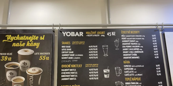 Káva nebo čokoláda a jogurtový dezert s müsli v oblíbeném Yobaru