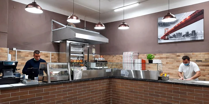 Samostatně nebo v menu: křupavé grilované kuře, hranolky, salát i nápoj