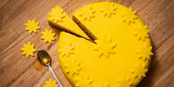 Dorty z domácích surovin o váze 1,3 kg: sachr, ořechový, karamelový, čokoládový i višňový či s medem