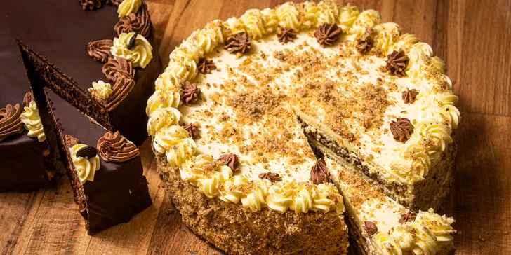 Dorty z domácích surovin o váze 1,3 kg: sachr, ořechový, karamelový, čokoládový i višňový či s medem