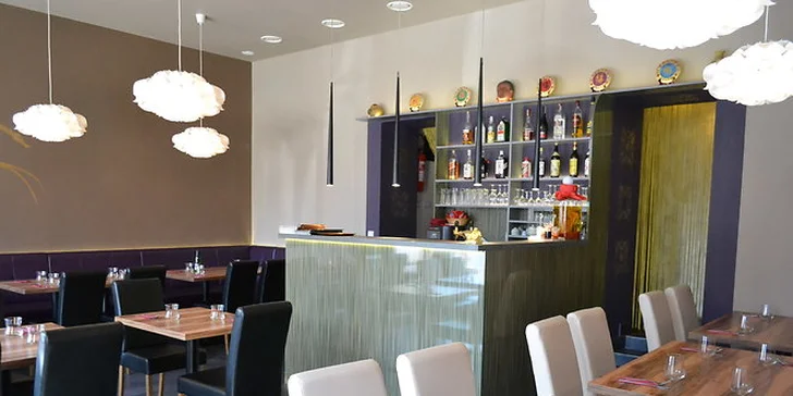 Výběr z asijského menu: Bun bo nam bo, hovězí Pho Bo i Pad thai + závitky