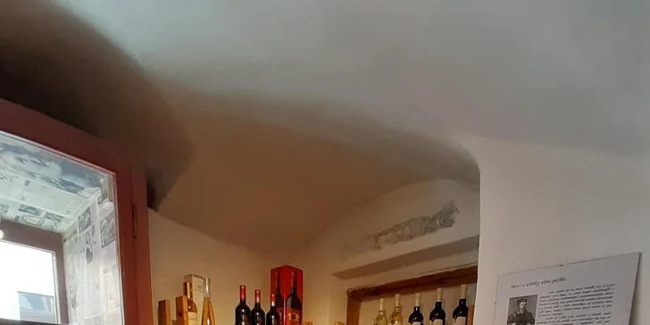 Otevřený voucher v hodnotě 300 nebo 500 Kč na vína značky Recas