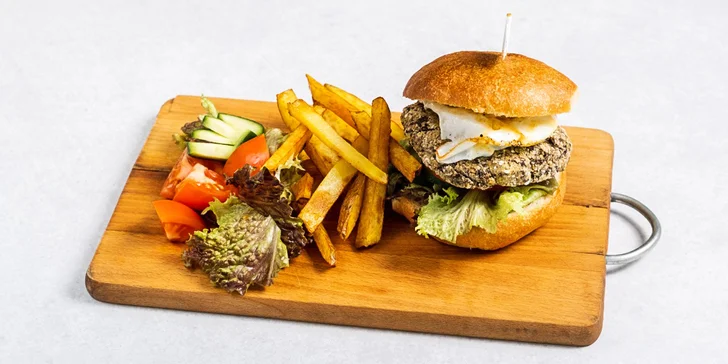 Veganská jídla v BlackKale: rýže s kimchi nebo houbový burger s farmářským vejcem