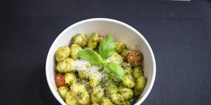 Gnocchi, farfalle, spaghetti, tagliatelle i fusilli s omáčkou dle výběru