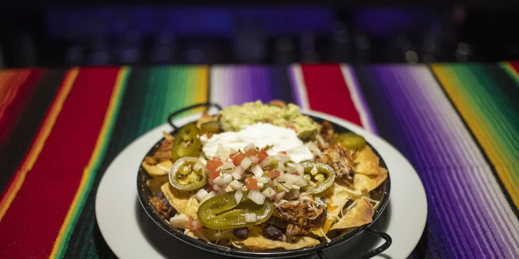 Nachos dle výběru z mexické restaurace pro 2–3 osoby: cochinita, pastor i vegetariánské