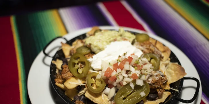 Nachos dle výběru z mexické restaurace pro 2–3 osoby: cochinita, pastor i vegetariánské
