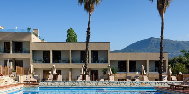 Letecky na Korfu: 4* hotel s all inclusive a bazénem, 300 metrů od pláže