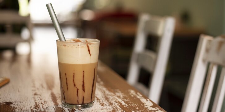 Zkuste nové chutě: netradiční latté podle výběru ve vegan restauraci pro dva