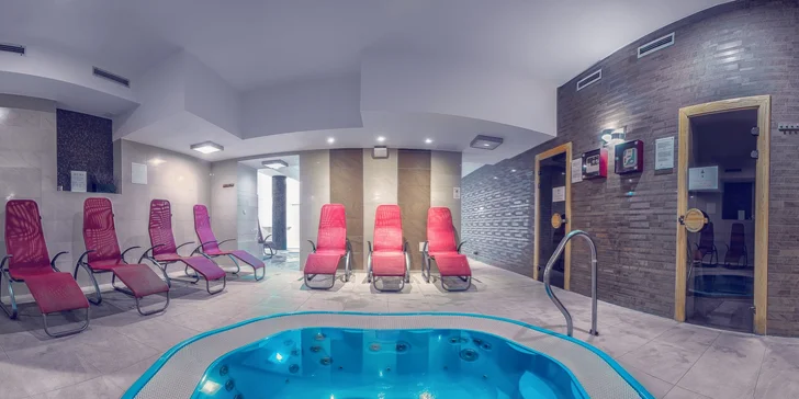Ve wellness se naložíte do vířivky.
