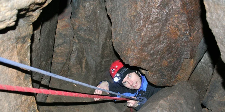 Adrenalinový sestup do tajemných jeskyní a labyrintů Krušných hor