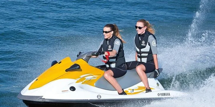 Zábava na šlapadle, paddleboardu, flyboardu či vodním skútru