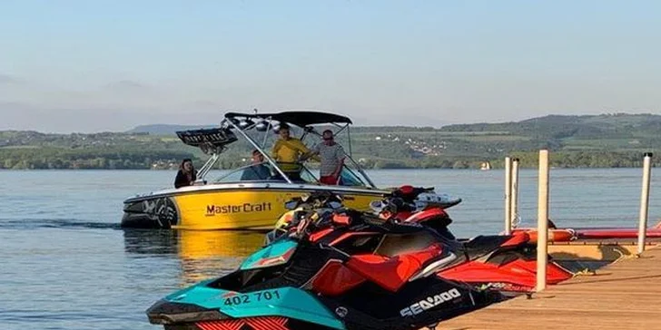 Zábava na šlapadle, paddleboardu, flyboardu či vodním skútru