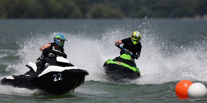 Zábava na šlapadle, paddleboardu, flyboardu či vodním skútru
