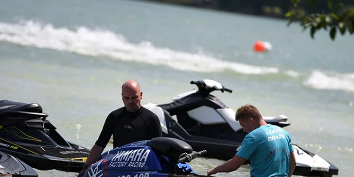 Zábava na šlapadle, paddleboardu, flyboardu či vodním skútru