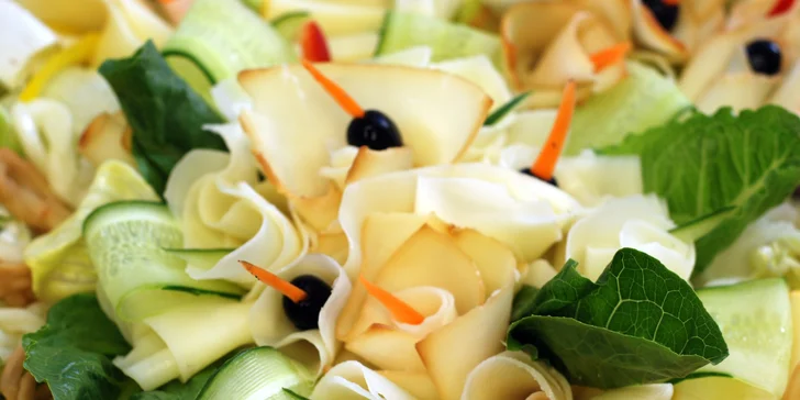 Otevřené vouchery na catering: chlebíčky, obložené mísy, jednohubky i řízky