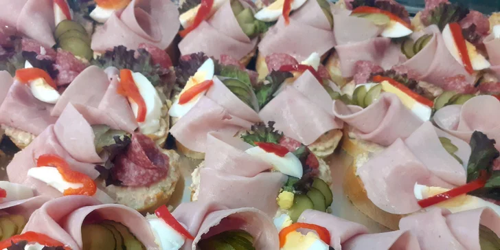 Otevřené vouchery na catering: chlebíčky, obložené mísy, jednohubky i řízky