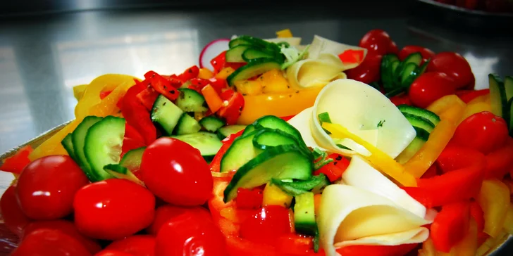 Otevřené vouchery na catering: chlebíčky, obložené mísy, jednohubky i řízky