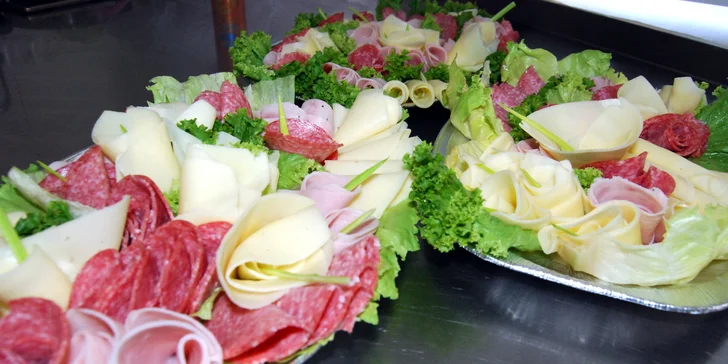 Otevřené vouchery na catering: chlebíčky, obložené mísy, jednohubky i řízky