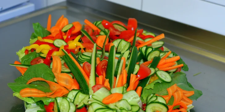 Otevřené vouchery na catering: chlebíčky, obložené mísy, jednohubky i řízky