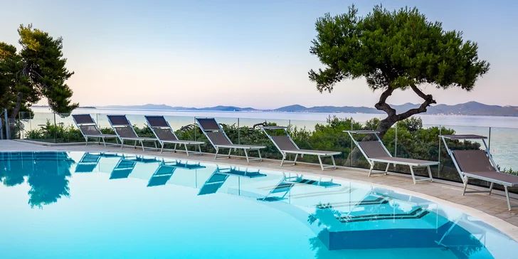 Chorvatské letovisko Petrčane: 4* hotel 50 metrů od pláže, s bazény a polopenzí