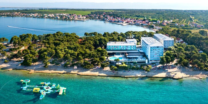 Chorvatské letovisko Petrčane: 4* hotel 50 metrů od pláže, s bazény a polopenzí