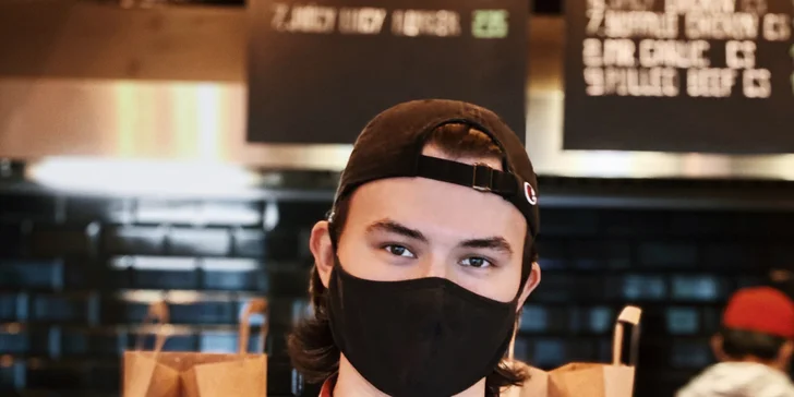 Bohatě obložené bagety s plátky bifteku a roztaveným sýrem