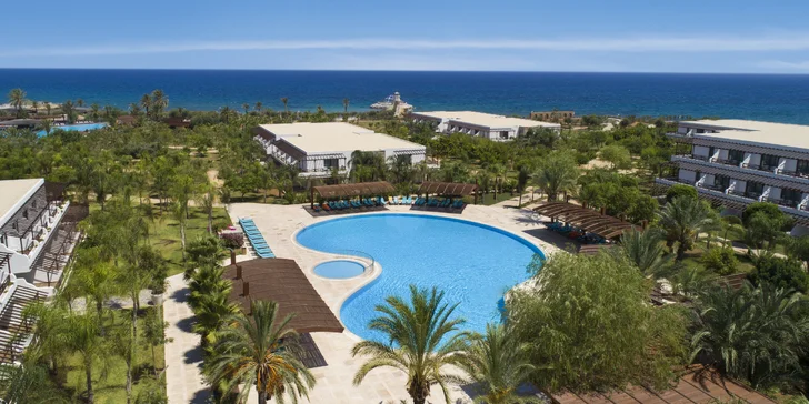 Luxusní dovolená na Kypru: 5* hotel na pláži, s bazény a aquaparkem a ultra all inclusive