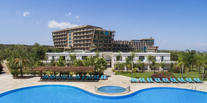 Luxusní dovolená na Kypru: 5* hotel na pláži, s bazény a aquaparkem a ultra all inclusive