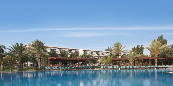 Luxusní dovolená na Kypru: 5* hotel na pláži, s bazény a aquaparkem a ultra all inclusive