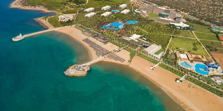 Luxusní dovolená na Kypru: 5* hotel na pláži, s bazény a aquaparkem a ultra all inclusive