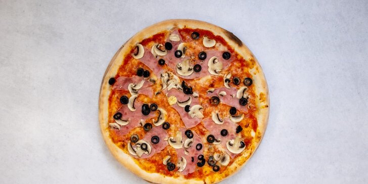 Pizza o průměru 33 nebo 50 cm podle výběru z 8 druhů i nápoj pro 1 či 2 os.