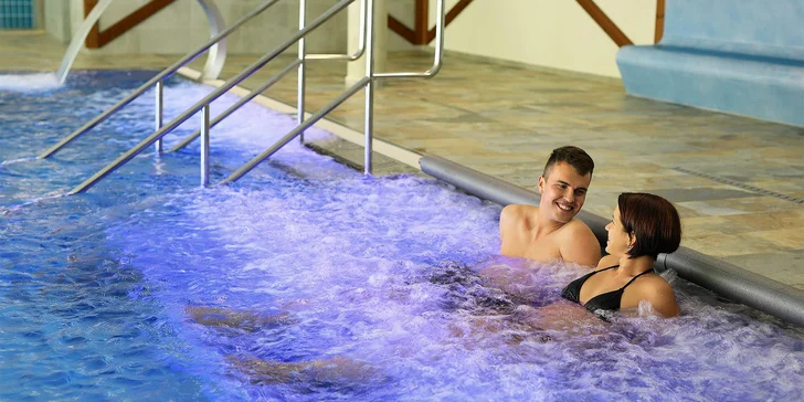 Jeho součástí je perličková masážní hlavice a odpočinková zóna s keramickou vyhřívanou lavicí.
