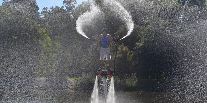 Vznášejte se nad vodou jako superhrdinové: let na flyboardu pro 1 i 2 osoby