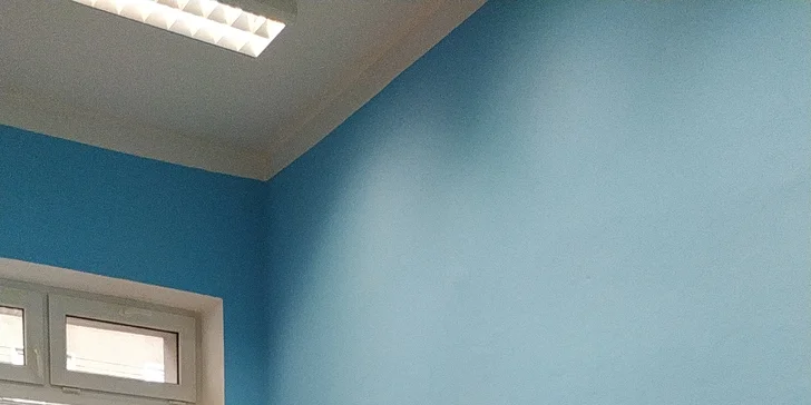Klasická či přístrojová pedikúra i s lakováním gelem: úprava nehtů, odstranění ztvrdlé kůže, masáž, zábal