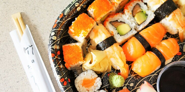 Dobrota na doma i do parku: 28 nebo 32 ks sushi s lososem i chobotnicí