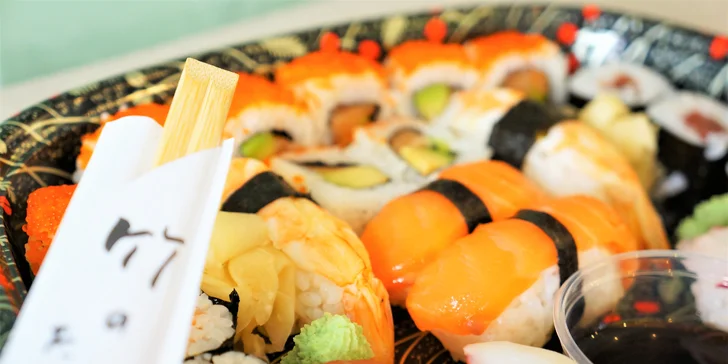 Asie klidně i v Brně: 28, 40 nebo 50 ks sushi s lososem i tuňákem