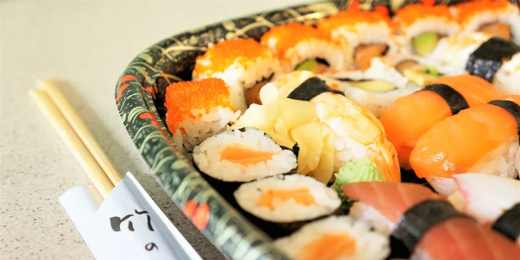 Asie klidně i v Brně: 28, 40 nebo 50 ks sushi s lososem i tuňákem