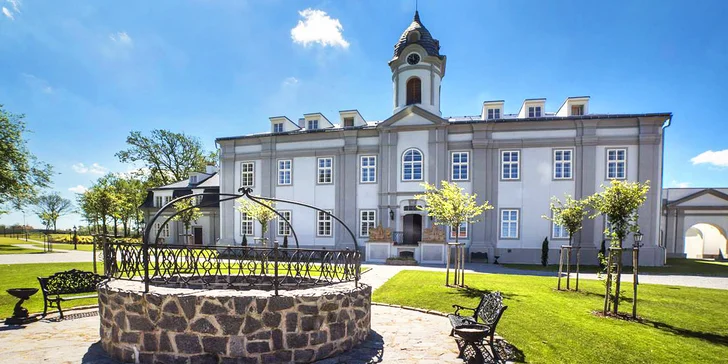 Romantický pobyt na zámečku: snídaně, večeře, 150 minut wellness i láhev vína