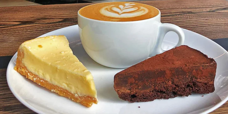 Káva s dortem pro 1 i 2 os. kousek od Edenu: latte, americano, cappucino a víc, cheesecake i jablečný pie