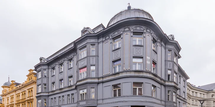 Bašta pro dva: hovězí burger, hranolky, nachos a cibulové kroužky, tři omáčky i domácí limonáda