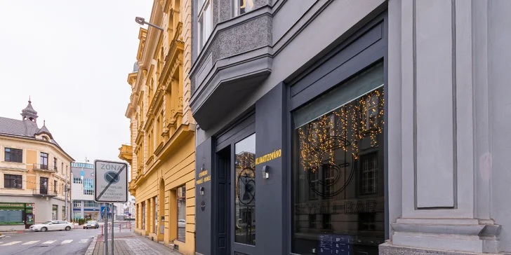 Bašta pro dva: hovězí burger, hranolky, nachos a cibulové kroužky, tři omáčky i domácí limonáda