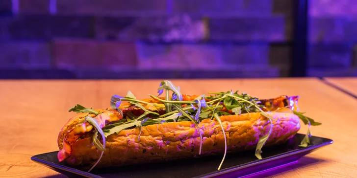 Maso na druhou: 2× domácí hot dog, cibulové kroužky i nachos s omáčkou