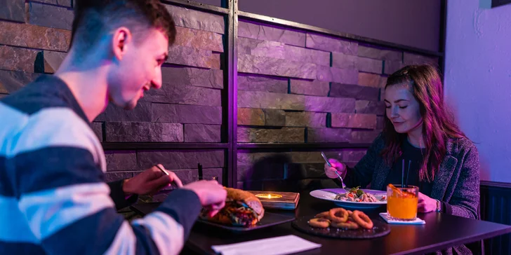 Bašta pro dva: hovězí burger, hranolky, nachos a cibulové kroužky, tři omáčky i domácí limonáda