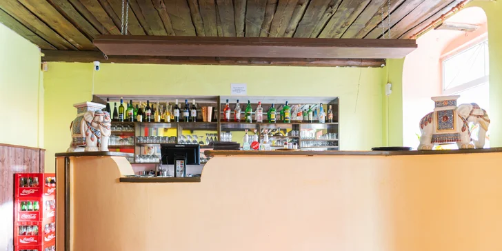 Bangladéšské menu pro dva masožravce i vegetariány: cibulové bhaji, hlavní chod dle výběru, lassi