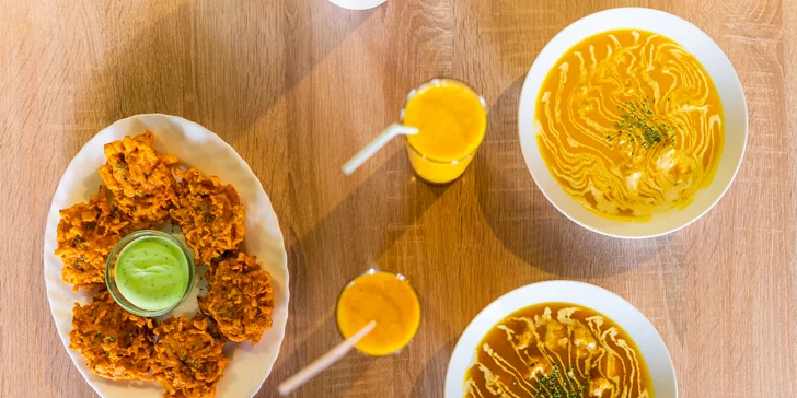 Bangladéšské menu pro dva masožravce i vegetariány: cibulové bhaji, hlavní chod dle výběru, lassi